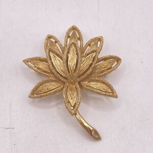 AVON 1971 "Precious Pretender" Lotus Flower Brooch
